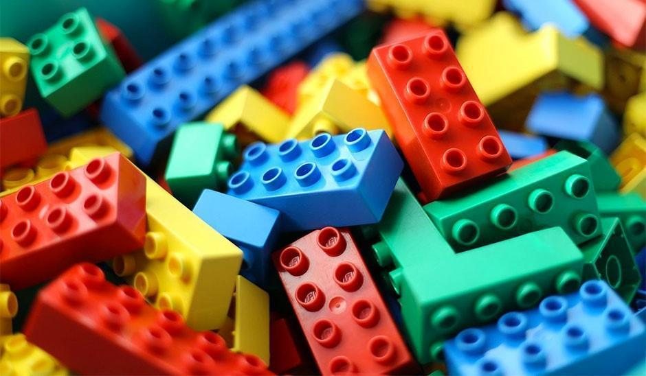 عکس نزدیک از انبوهی قطعهٔ لگوی قرمز، آبی، سبز و زرد